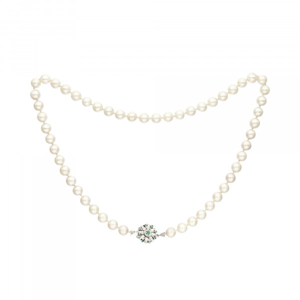 Perlenkette weiß 53 Perlen mit Schloss Weißgold 585 mit 9 Smaragden